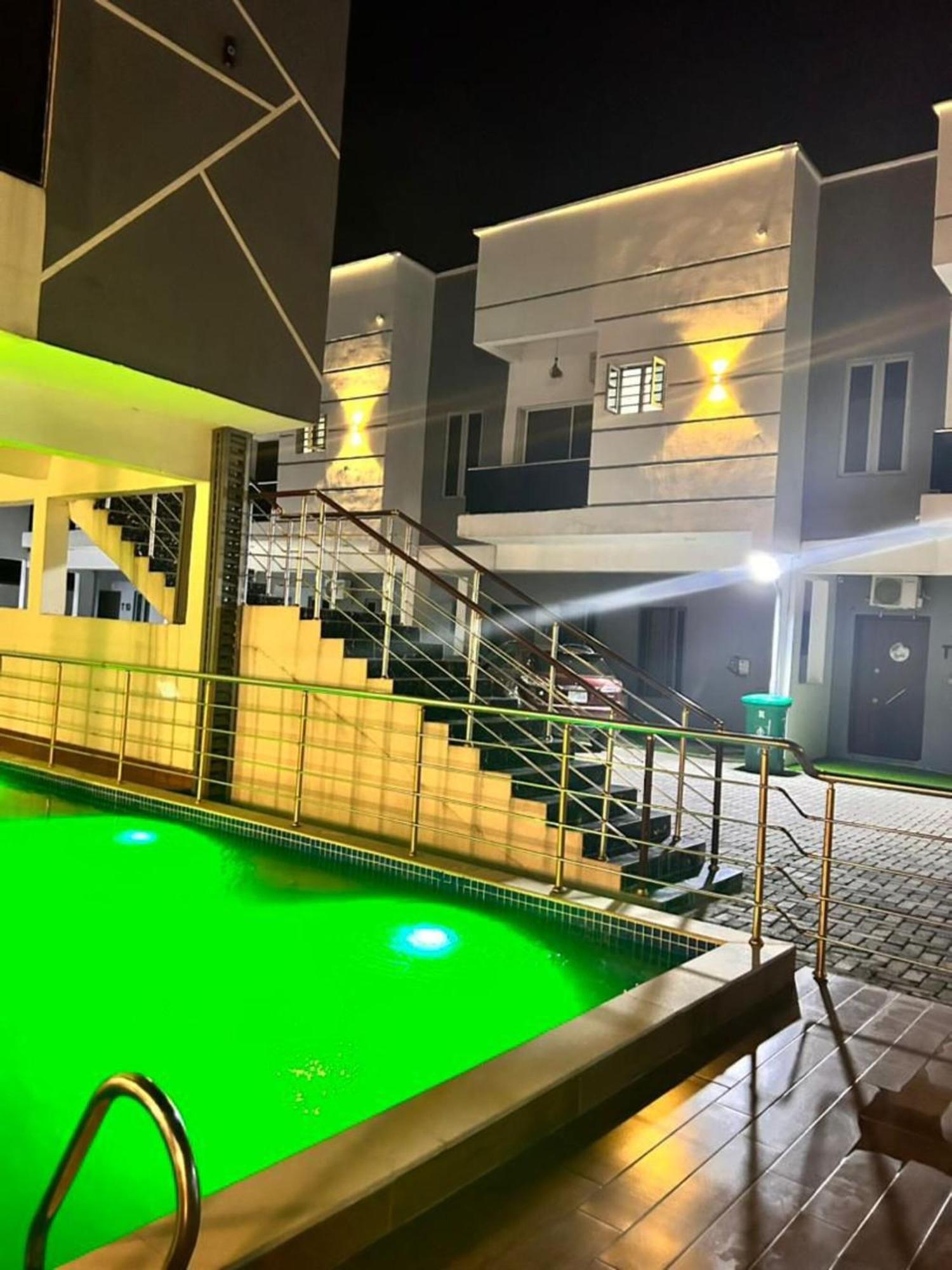 Urban Retreat Luxury Shortlet Apartment Lekki Ajah Lagos With Pool And Gym Eksteriør billede